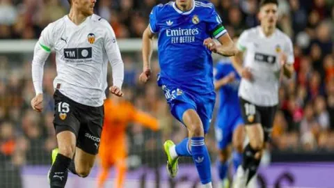 静安赛场130余羽球少年振翅飞翔→