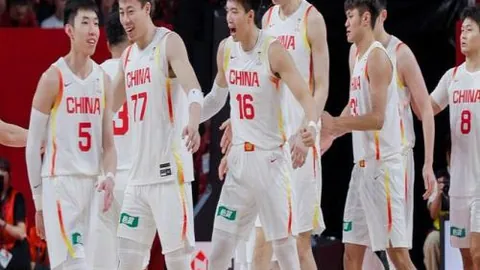 “中国速度滑冰男团在亚冬会短距离团体追逐赛上夺金”